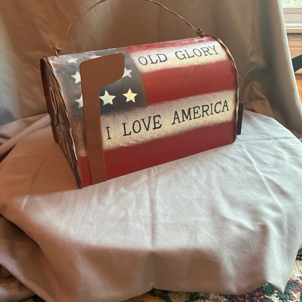 Patriotic 'I Love America' Decorative Mailbox Birdhouse - Red,White, lBlue - Picture 2 of 9